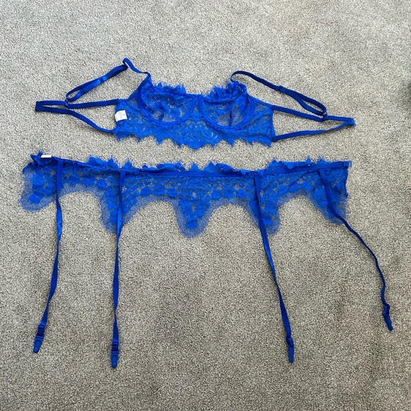 Blue Lace Bra & Garter Belt - Picture 4 of 4